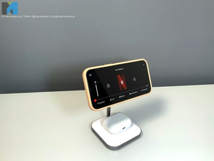 Satechi 2-in-1 magnetic charging stand mit iPhone
